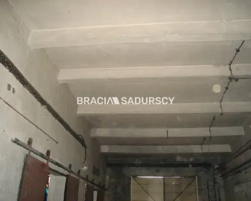 *Zdjęcia należą do właściciela oferty.    Do wynajęcia hala produkcyjna leżąca w Skawinie.  Hala o powierzchni 700m² i