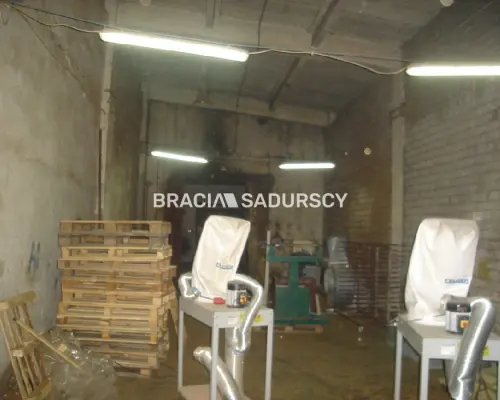 *Zdjęcia należą do właściciela oferty.    Do wynajęcia hala produkcyjna leżąca w Skawinie.  Hala o powierzchni 700m² i