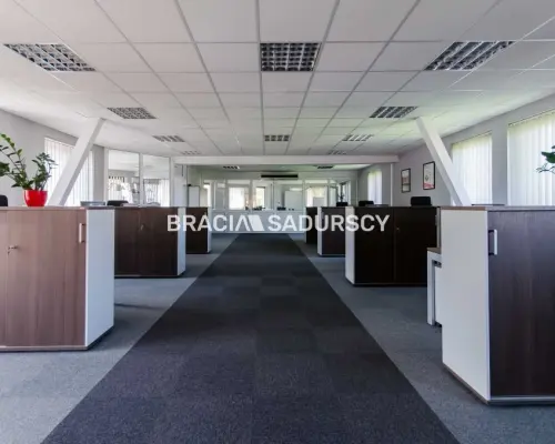 Do wynajęcia budynek biurowy  leżący na Krowodrzy w Krakowie .  Nieruchomość znajduje się bezpośrednio przy głównej ul