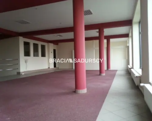 *Zdjęcia należą do właściciela oferty.   Polecamy do wynajęcia lokal o powierzchni 265 m2, usytuowany na I piętrze budynku pr