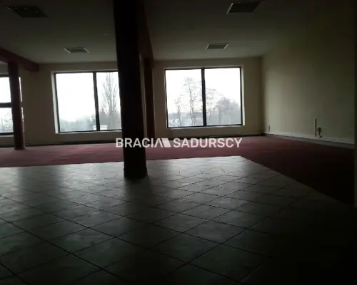 *Zdjęcia należą do właściciela oferty.   Polecamy do wynajęcia lokal o powierzchni 265 m2, usytuowany na I piętrze budynku pr
