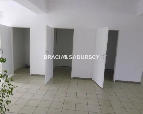 *Zdjęcia należą do właściciela oferty.    Polecamy do wynajęcia atrakcyjne piętro leżące na II piętrze biurowca o powierzchni