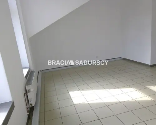 *Zdjęcia należą do właściciela oferty.    Polecamy do wynajęcia atrakcyjne piętro leżące na II piętrze biurowca o powierzchni