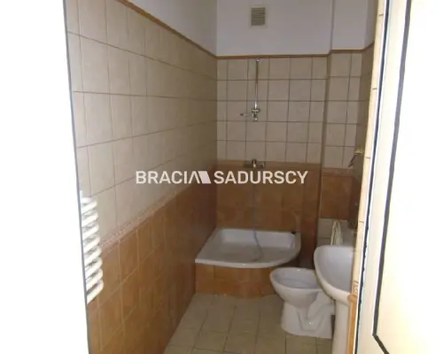 *Zdjęcia należą do właściciela oferty.    Polecamy do wynajęcia atrakcyjne piętro leżące na II piętrze biurowca o powierzchni
