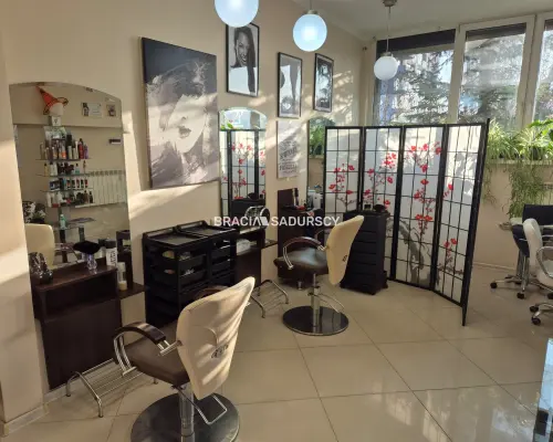 Działający fryzjer odstąpi lokal 64m2