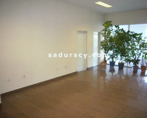 Budynek usługowo-biurowy 850m2 z własnym parkingiem w Górze Kalwarii.     Duża powierzchnia biurowa z ewentualną powierzchnią