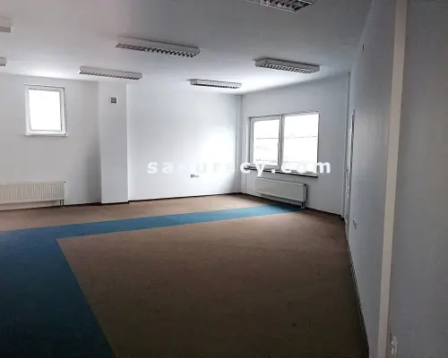Budynek usługowo-biurowy 850m2 z własnym parkingiem w Górze Kalwarii.     Duża powierzchnia biurowa z ewentualną powierzchnią
