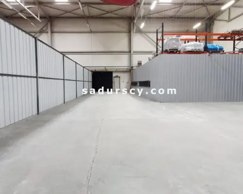 Hala magazynowa 275m 2  bez filarów w Piasecznie, z wjazdem z poziomu 0.    Hala murowana, ogrzewana, ocieplona wełną mineral