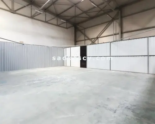 Hala magazynowa 275m 2  bez filarów w Piasecznie, z wjazdem z poziomu 0.    Hala murowana, ogrzewana, ocieplona wełną mineral