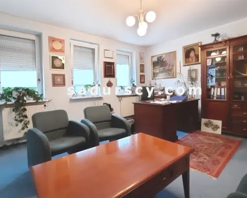 Lokal biurowy 40m 2  na zamkniętym osiedlu   w Piasecznie,   na parterze. Spokojna ulica  w pobliżu centrum,  teren ogrodzony,