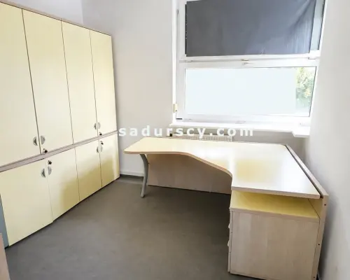 Lokal biurowy 40m 2  na zamkniętym osiedlu   w Piasecznie,   na parterze. Spokojna ulica  w pobliżu centrum,  teren ogrodzony,