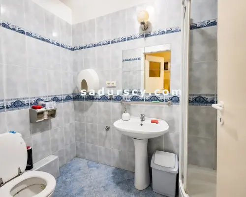Lokal biurowy 40m 2  na zamkniętym osiedlu   w Piasecznie,   na parterze. Spokojna ulica  w pobliżu centrum,  teren ogrodzony,
