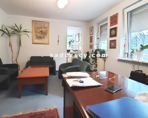 Lokal biurowy 40m 2  na zamkniętym osiedlu   w Piasecznie,   na parterze. Spokojna ulica  w pobliżu centrum,  teren ogrodzony,
