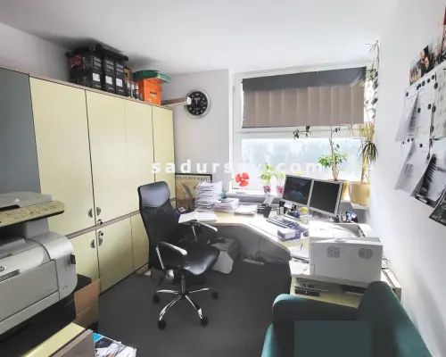 Lokal biurowy 40m 2  na zamkniętym osiedlu   w Piasecznie,   na parterze. Spokojna ulica  w pobliżu centrum,  teren ogrodzony,