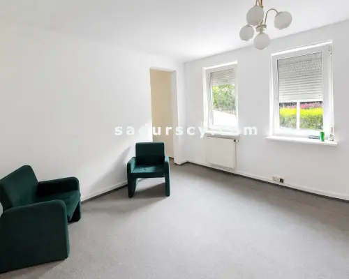 Lokal biurowy 40m 2  na zamkniętym osiedlu   w Piasecznie,   na parterze. Spokojna ulica  w pobliżu centrum,  teren ogrodzony,