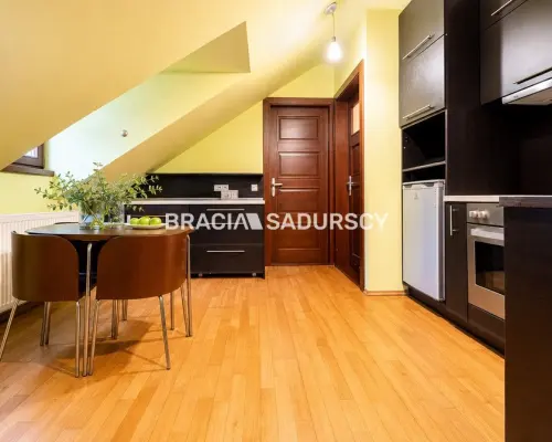 2-POKOJOWE MIESZKANIE W ODRESTAUROWANEJ KAMIENICY