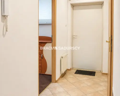 2 pok (oddzielne) 34m2  blisko centrum z garażem