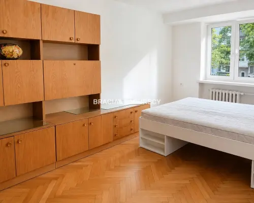 Dwa pokoje z osobną kuchnią.