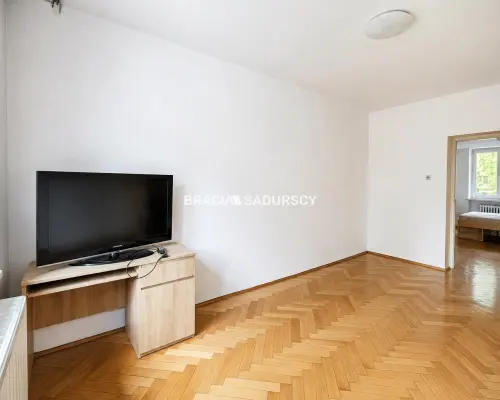 Dwa pokoje z osobną kuchnią.