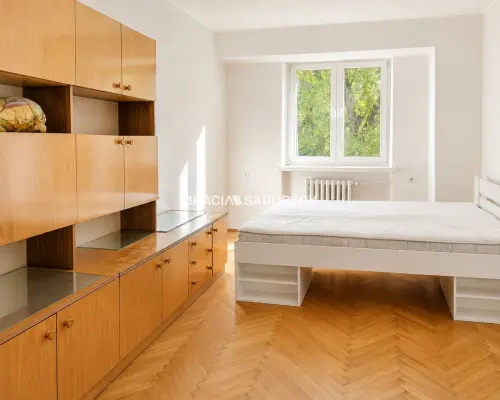 Dwa pokoje z osobną kuchnią.