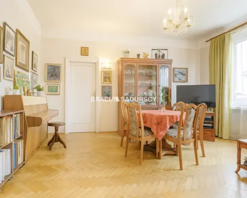 102m2, ścisłe Centrum, klimatycznie w kamienicy