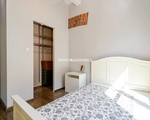 Dwupokojowy apartament z historycznym charakterem