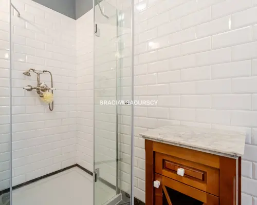 Dwupokojowy apartament z historycznym charakterem