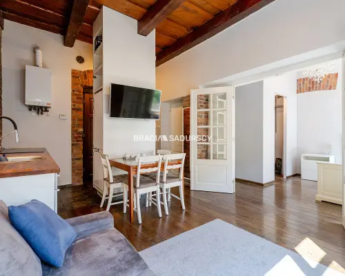 Dwupokojowy apartament z historycznym charakterem