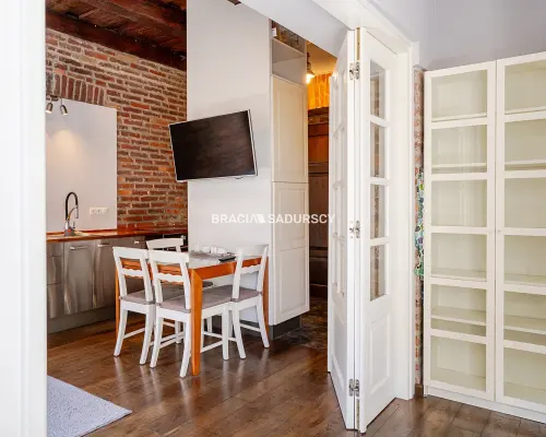 Dwupokojowy apartament z historycznym charakterem