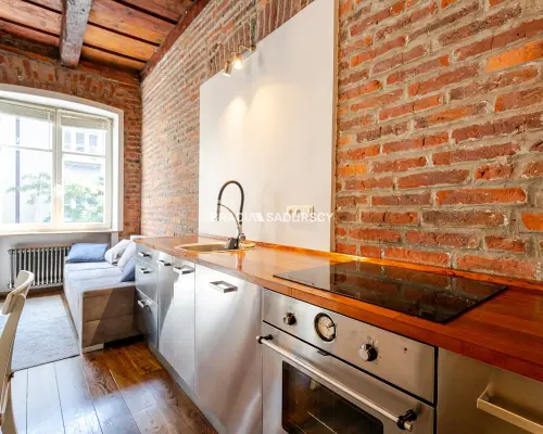 Dwupokojowy apartament z historycznym charakterem