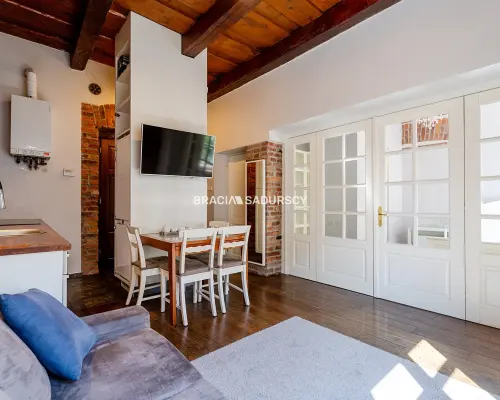 Dwupokojowy apartament z historycznym charakterem