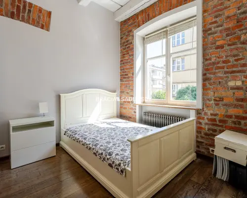Dwupokojowy apartament z historycznym charakterem