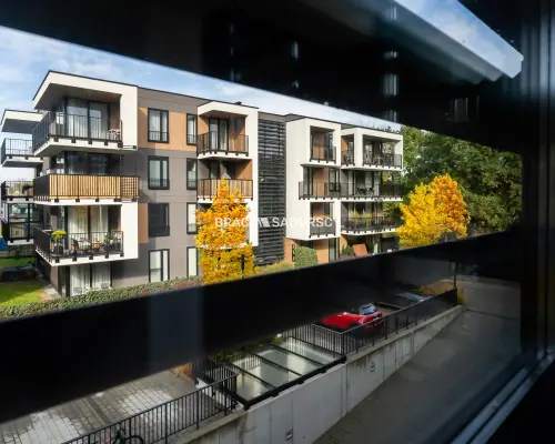 Nowoczesny jasny apartament w otoczeniu zieleni