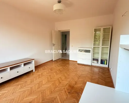 Trzypokojowe M z oddzielną kuchnią blisko centrum