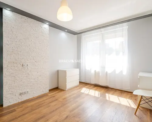2 pok, 52m2, ul. Reduta, z miejscem postojowym