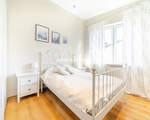 Kliny, ul. Borkowska. Starannie wykończone 2 pokojowe mieszkanie - 46,40 m 2 , z dużym balkonem.   Mieszkanie usytuowane na 3