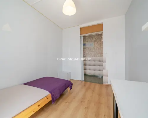 M 50M2 / 3 POKOJE / BALKON / GARAŻ / ZIELONO