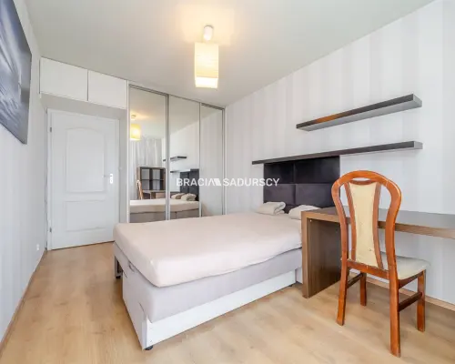 M 50M2 / 3 POKOJE / BALKON / GARAŻ / ZIELONO