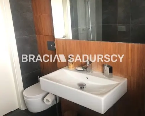 ATRAKCYJNY APARTAMENT 2 POKOJOWY           KROWODRZA  GÓRKA- panorama              Oferujemy do wynajmu bardzo atrakcyjny dw