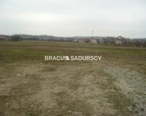*Zdjęcia należą do właściciela oferty.    Działka inwestycyjna 100 arowa leżąca na terenie przemysłowym w Morawicy. Media: ka