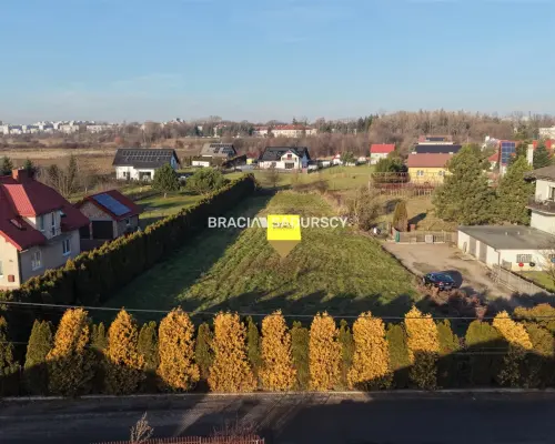 Na sprzedaż - działka budowlana 2358 m², Kraków - Nowa Huta (Mogiła)   Oferujemy piękną działkę budowlaną o powie