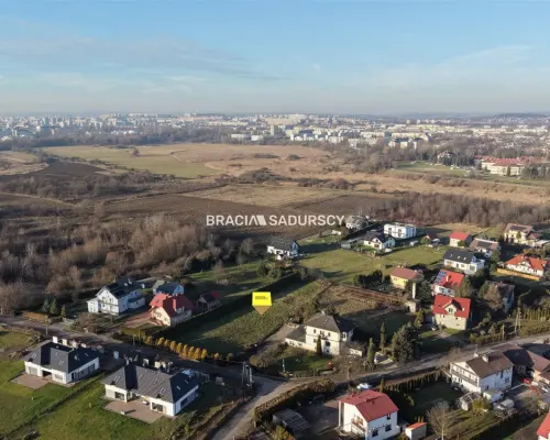 Na sprzedaż - działka budowlana 2358 m², Kraków - Nowa Huta (Mogiła)   Oferujemy piękną działkę budowlaną o powie