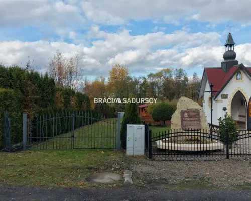 Enklawa Spokoju pod Lasem - Działka 20a z Potencjałem Budowlanym (Bęczyn)  Szukasz miejsca, gdzie jedynym dźwiękiem o poranku