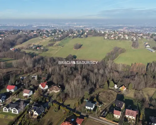 D  ziałka budowlana o pow. 29 arów w Sygneczowie gm. Wieliczka    Oferujemy na sprzedaż działkę budowlaną położoną w m