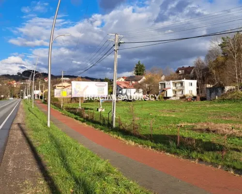 Działka pod usługi lub zabudowe jednorodzinną