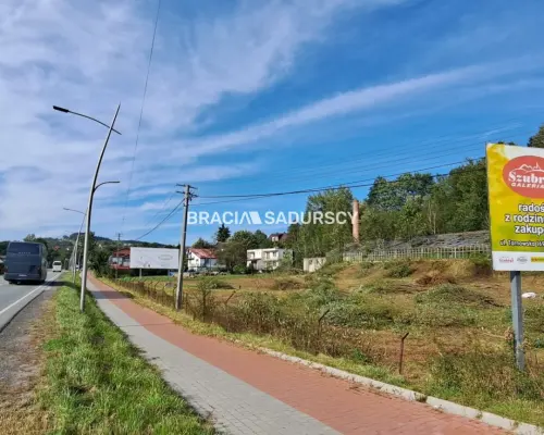 Działka pod usługi lub zabudowe jednorodzinną