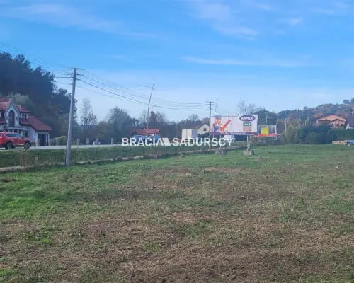 Działka pod usługi lub zabudowe jednorodzinną