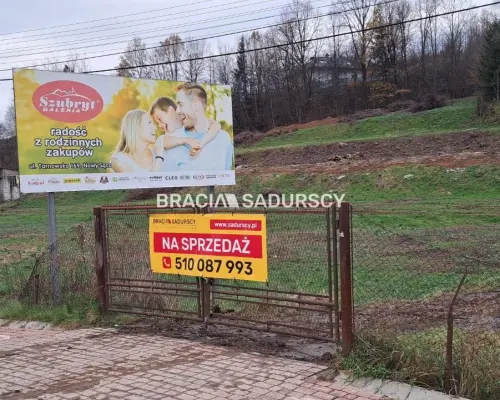 Działka pod usługi lub zabudowe jednorodzinną