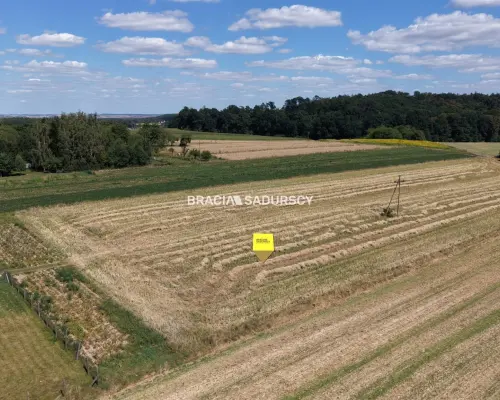 Duża działka z ogromnym potencjałem wzrostu wartości - tylko 1,5 km od węzła S7 i 15 min od Krakowa!    Szukasz bezpiecznej l
