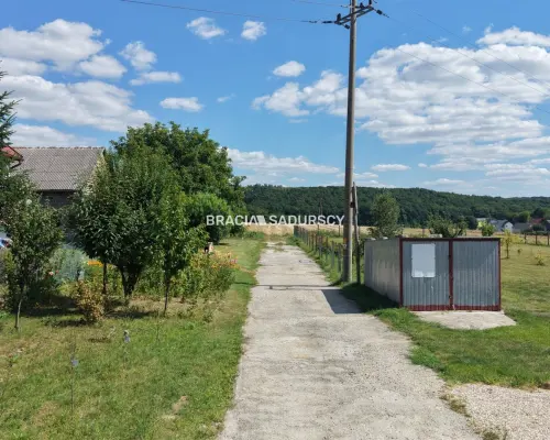 Duża działka z ogromnym potencjałem wzrostu wartości - tylko 1,5 km od węzła S7 i 15 min od Krakowa!    Szukasz bezpiecznej l